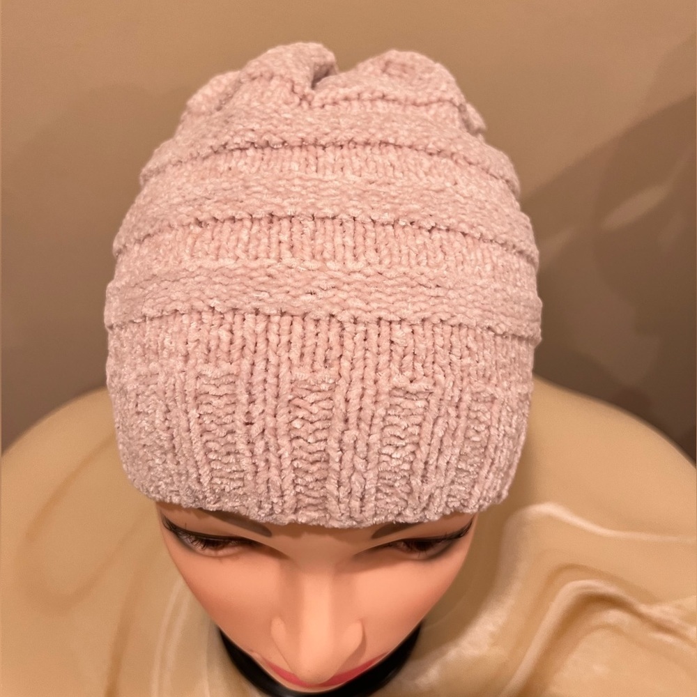 New handmade women's knitted hat